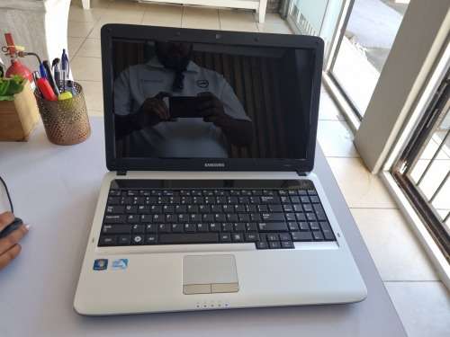 Samsung RV510 Intel Celeron Laptop/ 4GB RAM/ Windows 7 Ultimate
